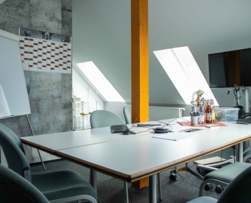 Kleiner Besprechungsraum bei viZaa Geräumiges Treppenhaus mit modernen Stufen und Geländern im viZaar-Gebäude in Albstadt