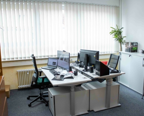 Moderner Büroraum bei viZaar Heller Büroraum mit Schreibtischen, Computern und großen Fenstern im viZaar-Gebäude in Albstadt